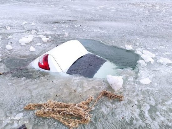 В Красноярском крае под лед провалилась машина с двумя людьми