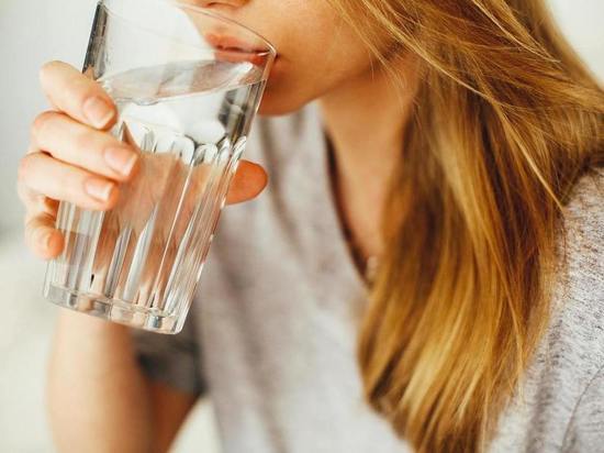 Какая именно вода поможет худеть быстрее, рассказал врач