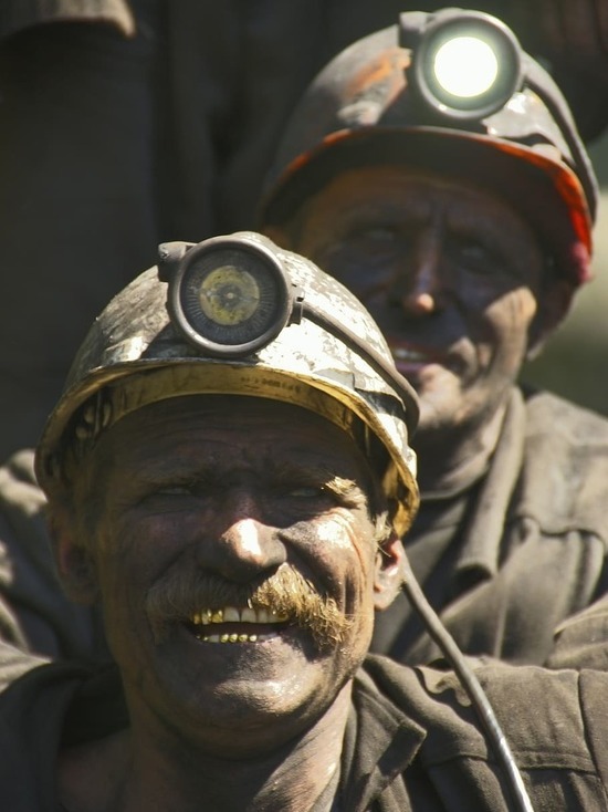 Горняков обесточенных шахт Донецка подняли на поверхность