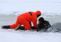 В Красноярском крае произошла, увы, довольно распространенная «зимняя» трагедия: автомобиль, в котором находились двое, мужчина и женщина, провалился под лед водоема и утонул
