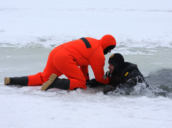 Под лед: эксперт объяснил, что делать при выезде на замерзший водоем