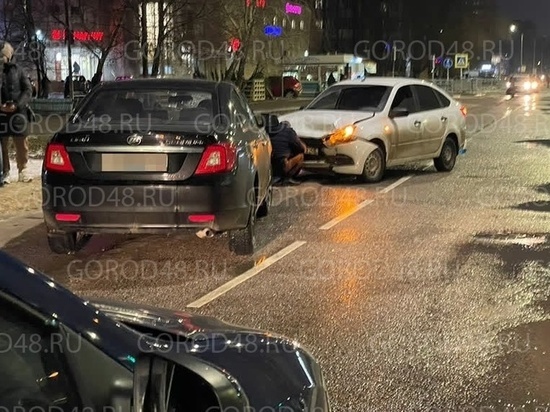 В Липецке в массовом ДТП столкнулись три автомобиля