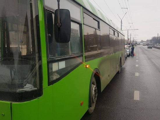 В Курске столкнулись легковушка и автобус: пострадала 76-летняя женщина