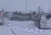 В телеграм-канале svodka_25 появилось видео, где запечатлены кадры массового ДТП во Владивостоке – столкнулось более 10 машин