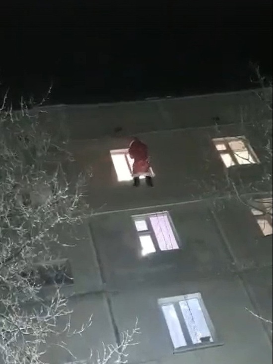 В Ноябрьске суровый Дед Мороз пытался влезть в квартиру через окно на 5 этаже