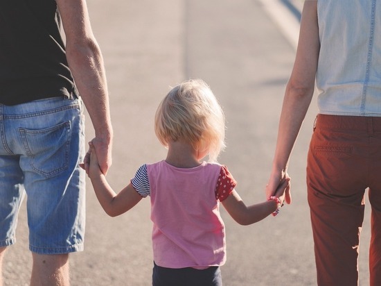В 2023 году размер ежемесячного награждения для приемных родителей в Белгородской области увеличат на 5,5%
