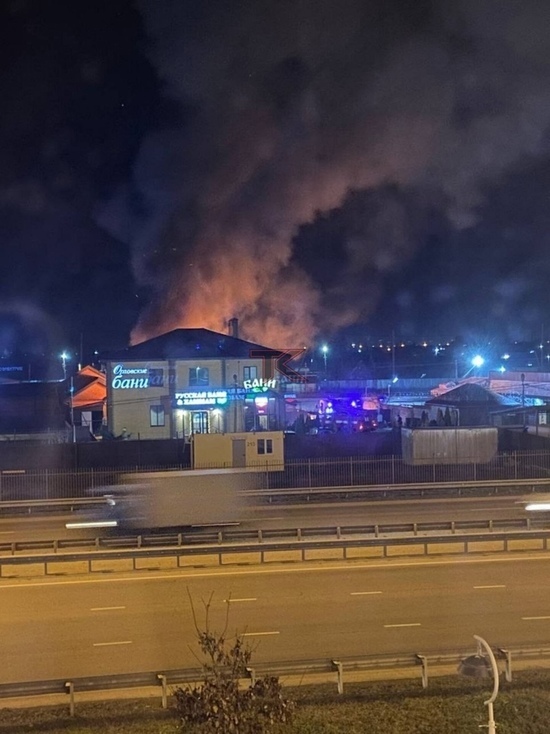 В Краснодаре загорелась пристройка банного комплекса