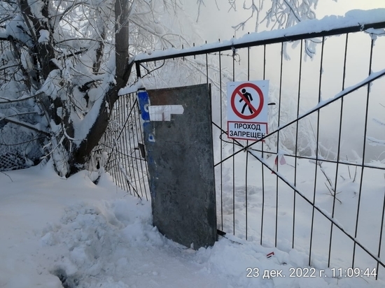 В Новосибирске демонтировали мостик, с которого мужчина упал в кипяток