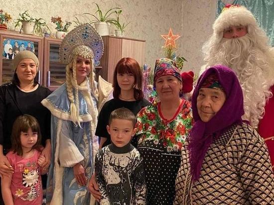 Семьям мобилизованных ялуторовчан вручают новогодние подарки