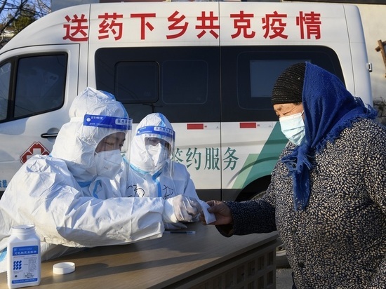 Bloomberg: в Китае ежедневно фиксируют по 1 млн заразившихся коронавирусом