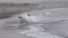 В США легкомоторный самолет упал на многолюдном пляже: видео