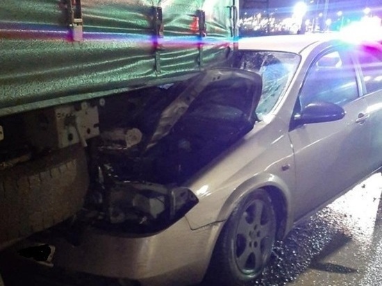 Легковушка впечаталась в грузовик в Петрозаводске