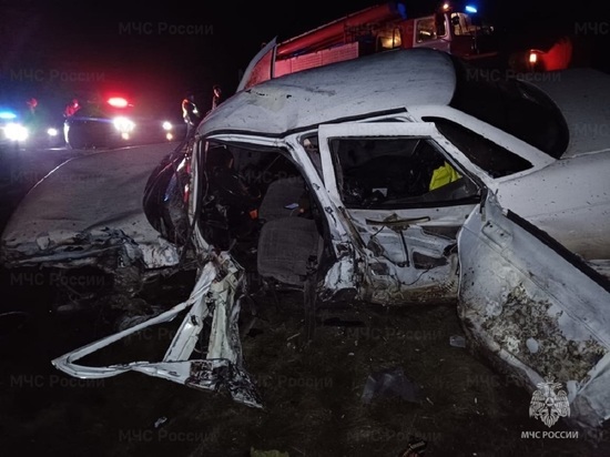 В Белгородской области водителя «десятки» зажало в авто после столкновения с КамАЗом