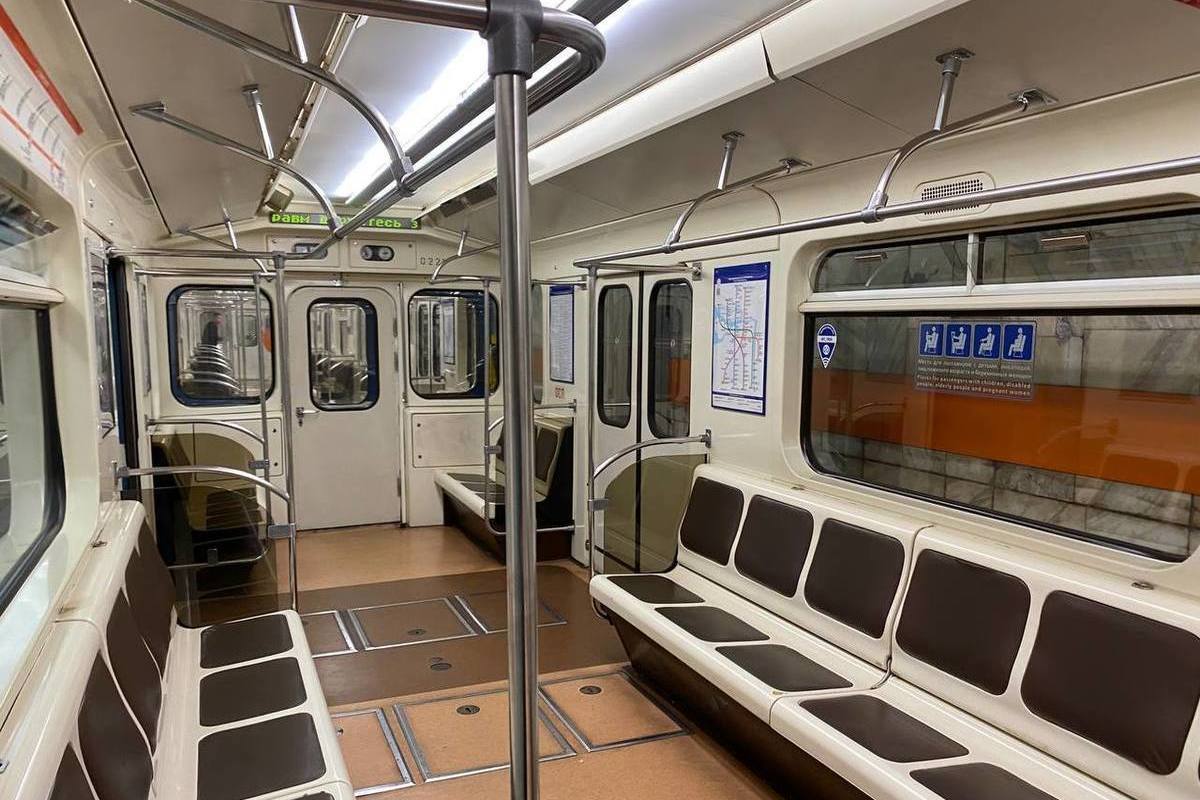Движение по синей ветке метро в Петербурге остановлено из-за падения человека на пути