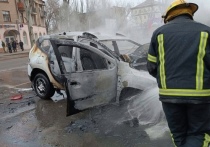 В центре Мелитополя взорвалась и загорелась машина марки «Рено Дастер» (Renault Duster)