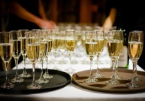 Многие на Новый год пьют шампанское и другие алкогольные напитки. Руководитель «Клуба профессионалов алкогольного рынка» Максим Черниговский рассказал, как не ошибиться при выборе спиртного.