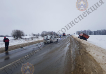 Накануне, утром 22 декабря, на 751-ом километре автодороги "Золотое кольцо" города Алексин, 33-летний мужчина за рулём автомобиля марки "Lada Largus" совершил встречное столкновение с "Hyundai Sonata", и далее - с автомобилем "КАМАЗ"