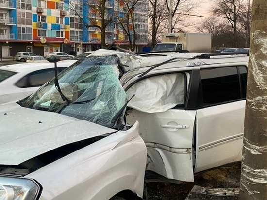  В Ростове «Хонда Пилот» врезалась в опору ЛЭП, пострадал водитель