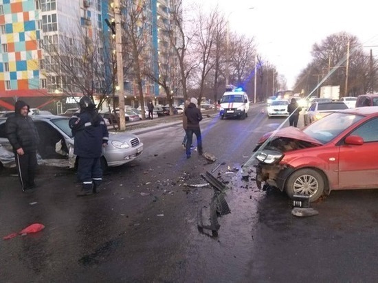 В Ростове в массовом ДТП пострадал пассажир «Хендай Сонаты»