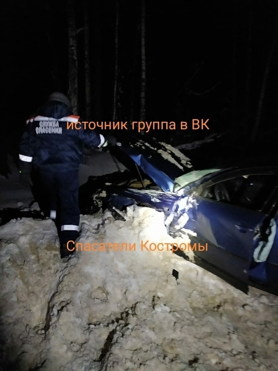 Костромские ДТП: спасателям пришлось вызволять водителя искореженного «Фольксвагена» после столкновения с МАЗом