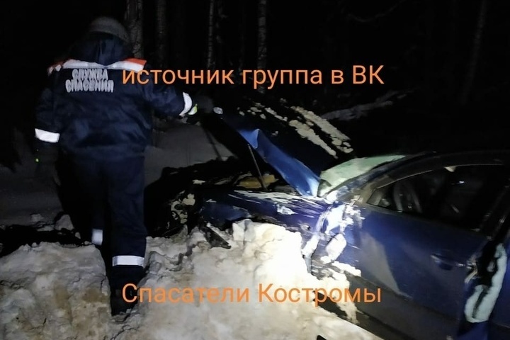 Костромские ДТП: спасателям пришлось вызволять водителя искореженного «Фольксвагена» после столкновения с МАЗом