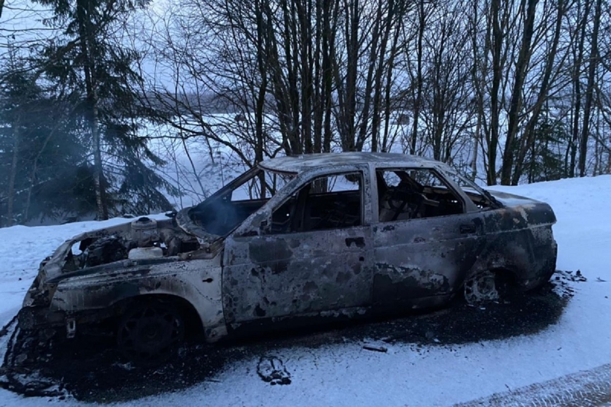 Мужчина угнал и сжег чужой автомобиль в Тверской области - МК Тверь