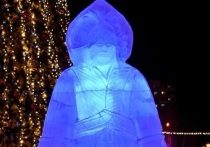 Власти Нижневартовска напугали и развеселили жителей города ледяными фигурами, установленными на главной площади города