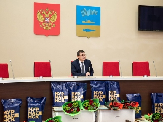 Глава Мурманска вручил награды волонтерам и общественникам
