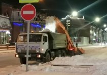 В ночь с 22 на 23 декабря очисткой барнаульских дорог занимались 168 единиц снегоуборочной техники и сотни рабочих