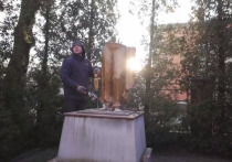 По сообщениям украинских СМИ, цитирующих мэра Черновцов Романа Кличука, в городе снесен последний из имевшихся там памятников Александру Пушкину