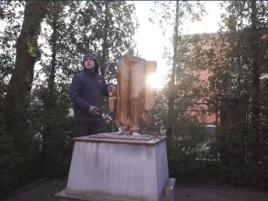 В Черновцах снесли последний памятник Пушкину