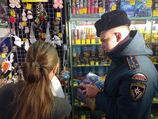 Сотрудники МЧС напомнили правила продажи пиротехники в Тверской области