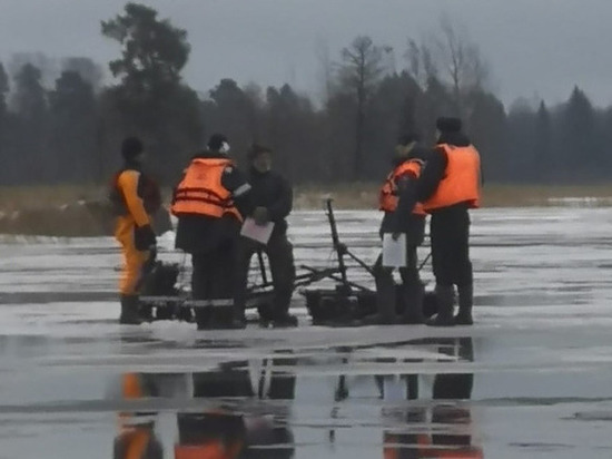 Спасатели Ленобласти начали выискивать рыбаков, которые ходят по тонкому льду