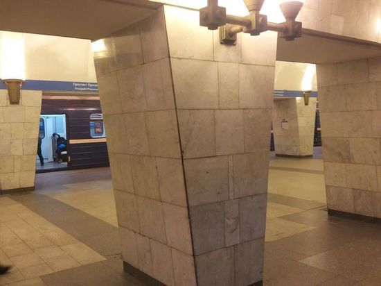 Движение на синей ветке петербургского метро восстановили после утренних неполадок