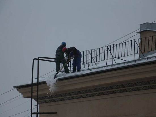 Две женщины и мужчина попали на больничную койку из-за упавшей с крыш наледи в Петербурге