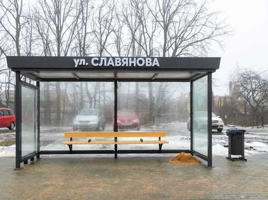 В Липецке на Политехнической устанавливают новые остановочные павильоны