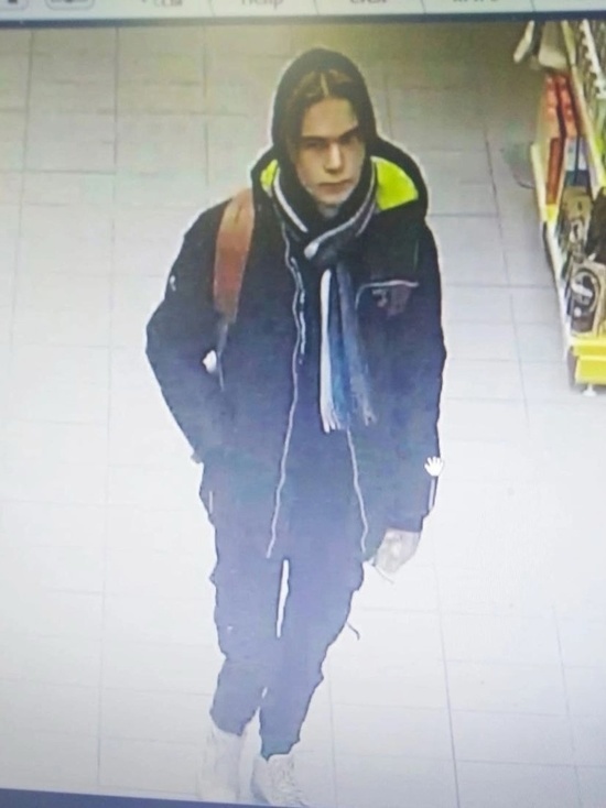Костромская полиция разыскивает молодого человека, укравшего деньги, еду и ноутбук