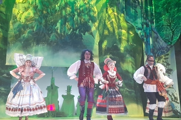 Костромской драмтеатр открыл новогодний сезон в богемском стиле