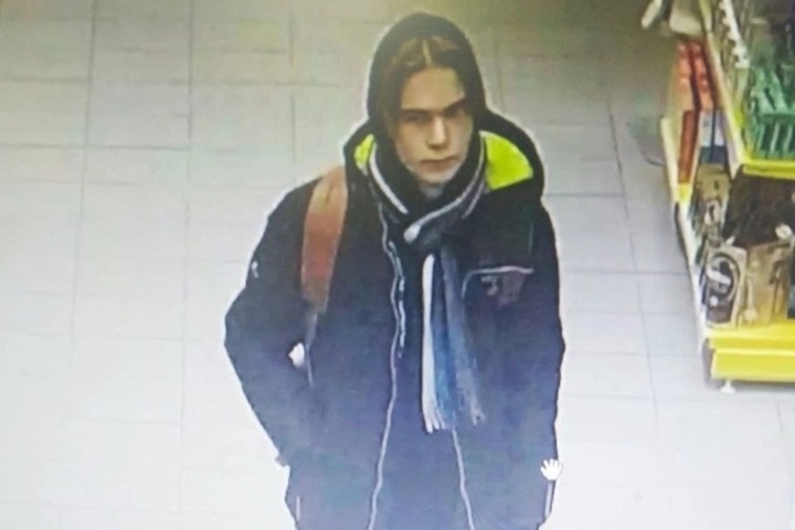 Костромская полиция разыскивает молодого человека, укравшего деньги, еду и ноутбук