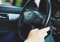С 1 января вступают в силу поправки, которые устанавливают новые пошлины для водителей, сообщил агентству «Прайм» управляющий партнер юридической компании «ШАГИ» Андрей Шарков