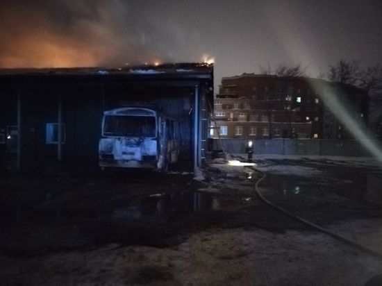 В Омске из-за возгорания автобуса сгорело здание транспортной компании