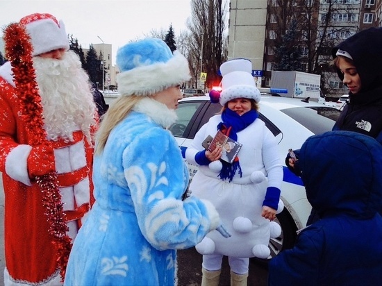 В Курской области идет акция «Полицейский Дед Мороз»
