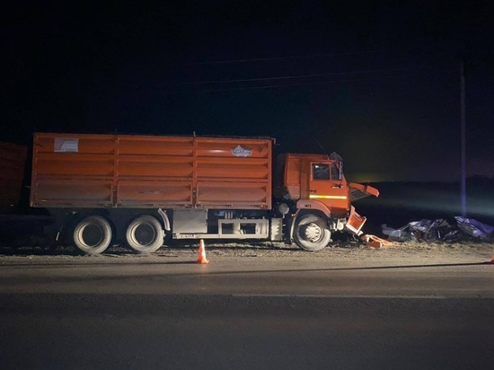 На трассе в Ростовской области водитель легковушки погиб в ДТП с фурой