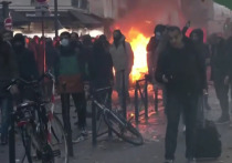 На манифестации курдов, проходящей в Париже, начались первые стычки, полиция применила слезоточивый газ, передаёт РИА Новости с места событий