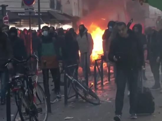 Парижская полиция применила слезоточивый газ во время стычки с участниками манифестации курдов