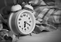 Зимой особенно трудно быстро просыпаться по утрам из-за темноты. Врач-сомнолог, доктор медицинских наук, профессор Роман Бузунов объяснил, что поможет вставать легко после сна.