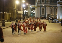 В Петербурге стартовал ежегодный забег Дедов Морозов. Все желающие собрались на Дворцовой площади 24 декабря.