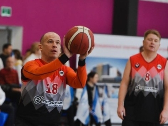 Александр Бречалов сыграл в баскетбол на стадионе &#34;Позитрон&#34; в Сарапуле
