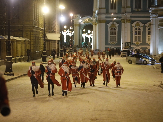 Деды Морозы устроили забег на Дворцовой площади