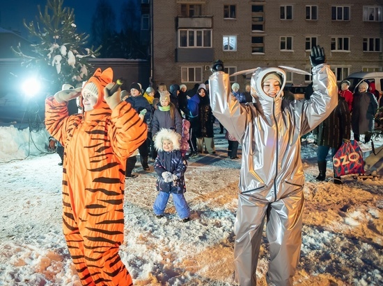В Кирове на Театральной площади открыли бюджетный новогодний городок